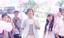 Wanbi Tuấn Anh 'cầu hôn' rình rang trên phố