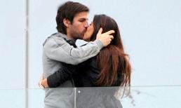 Fabregas say đắm bên “máy bay bà già”!