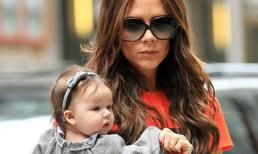 Bé Harper cùng mẹ đi mua sắm