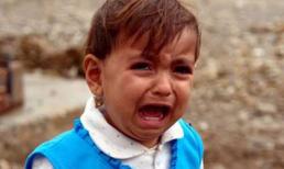 Lạ lùng bé gái khóc ra đá