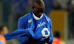 Balotelli lại trở thành 'anh hề' trên sân bóng