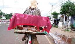 Bỏ con vào lồng sắt đi bán vé số