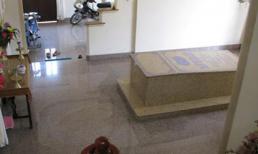 Em gái chôn anh trai ngay giữa nhà