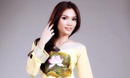 Tà áo dài dịu dàng bên cánh sen