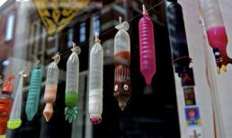 Phơi "áo mưa tý hon" trên đường