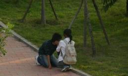 Hình ảnh "quỳ gối vì tình" gây sốc của giới trẻ