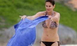 Siêu mẫu Cindy Crawford thả dáng trên bãi biển