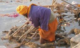 Ấn Độ: Tắm chung với người chết trên một dòng sông