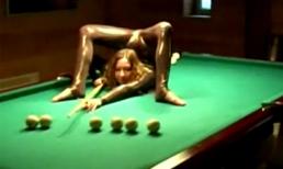 Phát sốt với clip cô gái người rắn uốn dẻo chọc bida siêu dị 