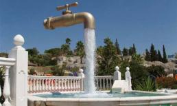 Video clip hài: Ướt nhẹp vì vòi bẹt