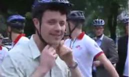 Thái tử Đan Mạch đạp xe trên phố Hà Nội