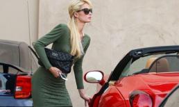 Paris ra phố "quên" mặc áo ngực