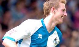 Tè bậy trước mặt CĐV, cầu thủ bị cảnh sát sờ gáy 