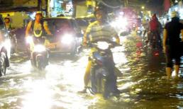 Triều cường liên tiếp 'vượt ngưỡng', dân Sài Gòn điêu đứng