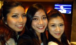 Hoàng Ngân vui vẻ, hòa đồng cùng người mẫu châu Á!