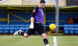 Cựu thủ môn West Ham bị hành hung gần chết!
