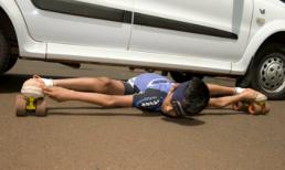 Trượt ván dưới gầm 20 chiếc xe  