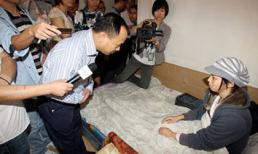 Giám đốc bệnh viện cúi đầu xin lỗi bà mẹ suýt mất con