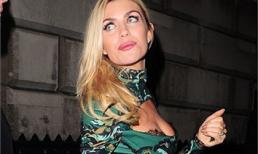 Bà xã Crouch quyến rũ với chiếc váy khoe vòng 1