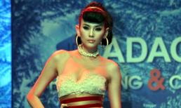 Thót tim vì Hoàng Yến xém "lộ hàng"