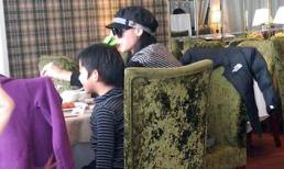 Mẹ con Trương Bá Chi "trốn" paparazzi khi ăn trưa