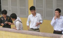 Sinh viên công khai phì phèo thuốc lá chốn giảng đường