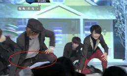 Min Woo rách đũng quần trên sân khấu