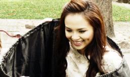 Hoa hậu Diễm Hương thay quần áo giữa phố đông