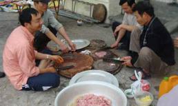 Kinh hãi ngôi làng ăn thịt lợn sống