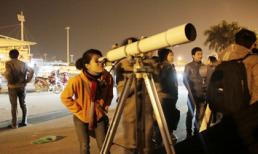 Giới trẻ Hà thành tiu nghỉu với mặt trăng đỏ