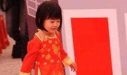 Con gái Bình Minh tung tăng áo dài đỏ