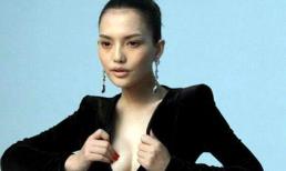 Ngụy Vũ Kỳ tự tin vạch áo cho người xem... ngực