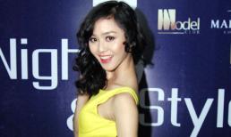 Phan Thị Lý nhí nhảnh chụp ảnh khoe lưng trần