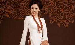 Nhan sắc điện ảnh mới đẹp quý phái với áo dài sen