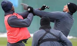 Balotelli "tẩn" đồng đội trước đại chiến 