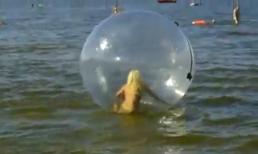 Người đẹp lăn lộn trên biển