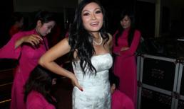 Phương Thanh gặp sự cố rách váy 