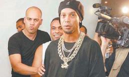 Ronaldinho 'chất chơi' với 1,5 kg vàng trên cổ
