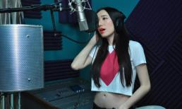 Chung Thục Quyên diện áo siêu ngắn vào phòng thu