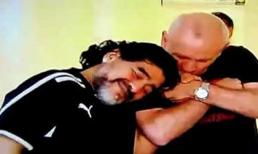 Vì sao cựu HLV Thái Lan xin hôn tay Maradona?