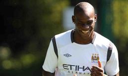 Đóng giả ông già Noel, Balotelli đi cho tiền người nghèo 