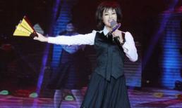 U 60 Lưu Hiểu Khánh mặc váy như nữ sinh