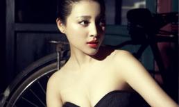 Can Đình Đình tạo chú ý với 'vầng ngực thanh tân'