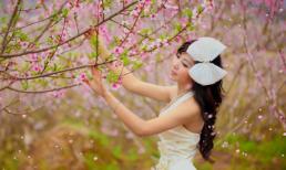 Thiếu nữ rạng rỡ với hoa đào đón xuân