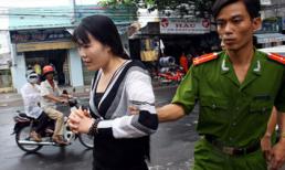 Bắt bà chủ xăm hình 'quái vật' lên mặt và ngực thiếu nữ