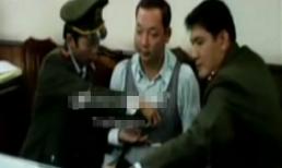 Video: Quấn hàng chục thỏi vàng quanh người tại ga Hà Nội