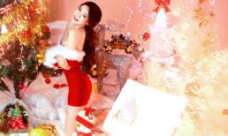 Thiếu nữ và bộ đồ Giáng sinh gợi cảm