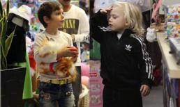 Ngộ nghĩnh xem Sao nhí cùng phụ huynh rầm rộ đi sắm đồ Noel 