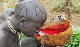 Kinh hoàng bộ tộc giải khát bằng… máu tươi