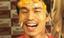 Mỹ nam Hàn bị ném trứng vẫn cười toe toét 